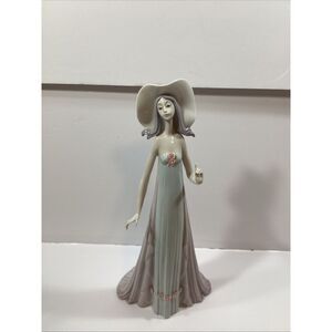 Lladro 1431 mint  porcelain‎ figurine The Debutante  SKU # 1528